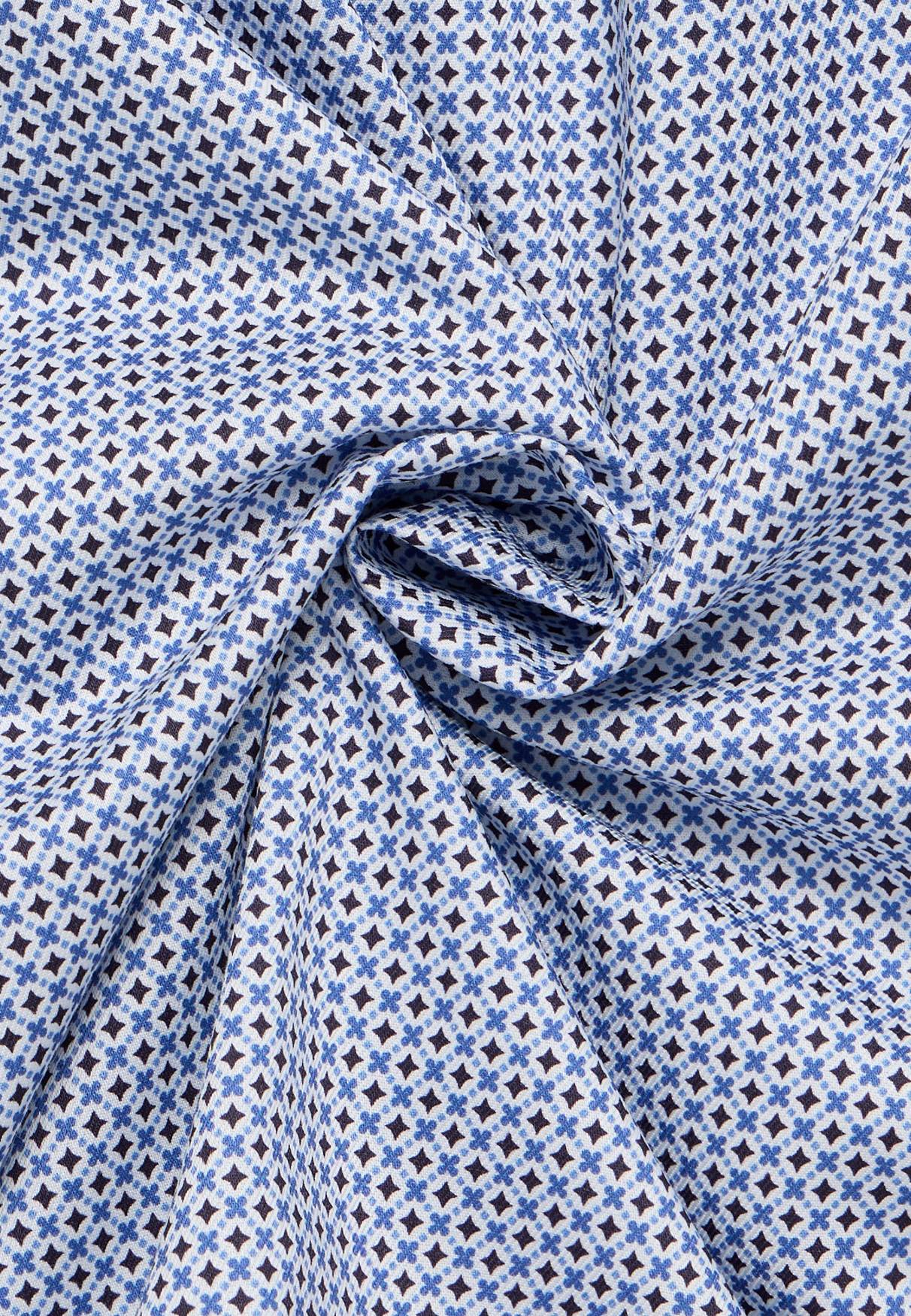 Eterna Hemd Comfort Fit mit kleinem floralem Druckdesign in den Farben weiß und blau.