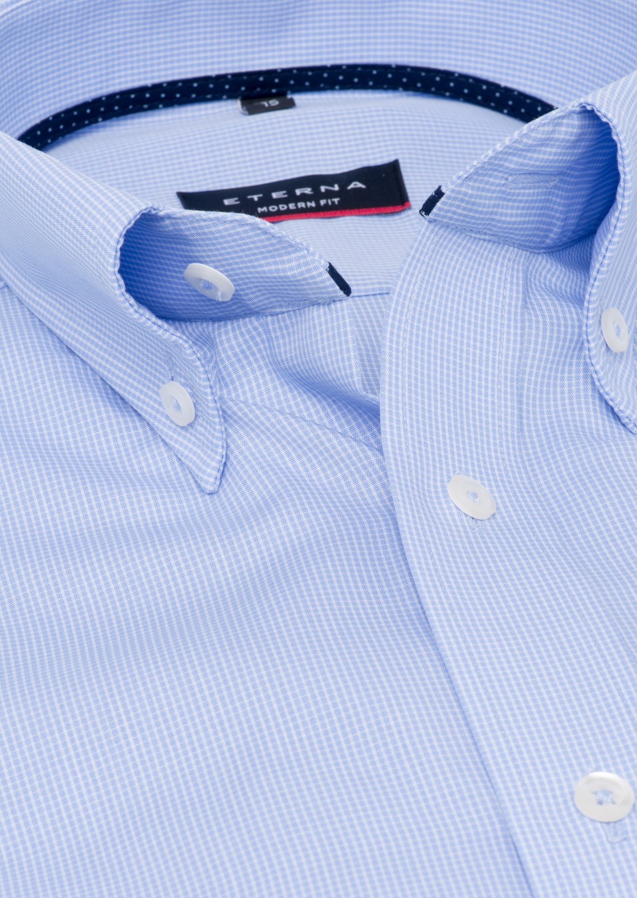 Kragenansicht-Eterna-Hemd-in-der-Farbe-hellblau-mit-Button-Down-Kragen-und-extra-Ärmellänge-72cm