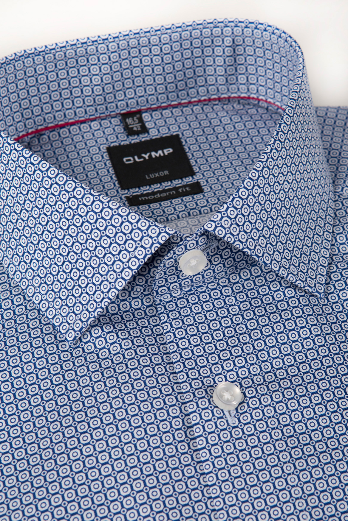 Kent-Kragen-eines-Olymp-Hemdes-Modern -Fit-mit-Druckmuster-blau-und-72cm-Ärmellänge