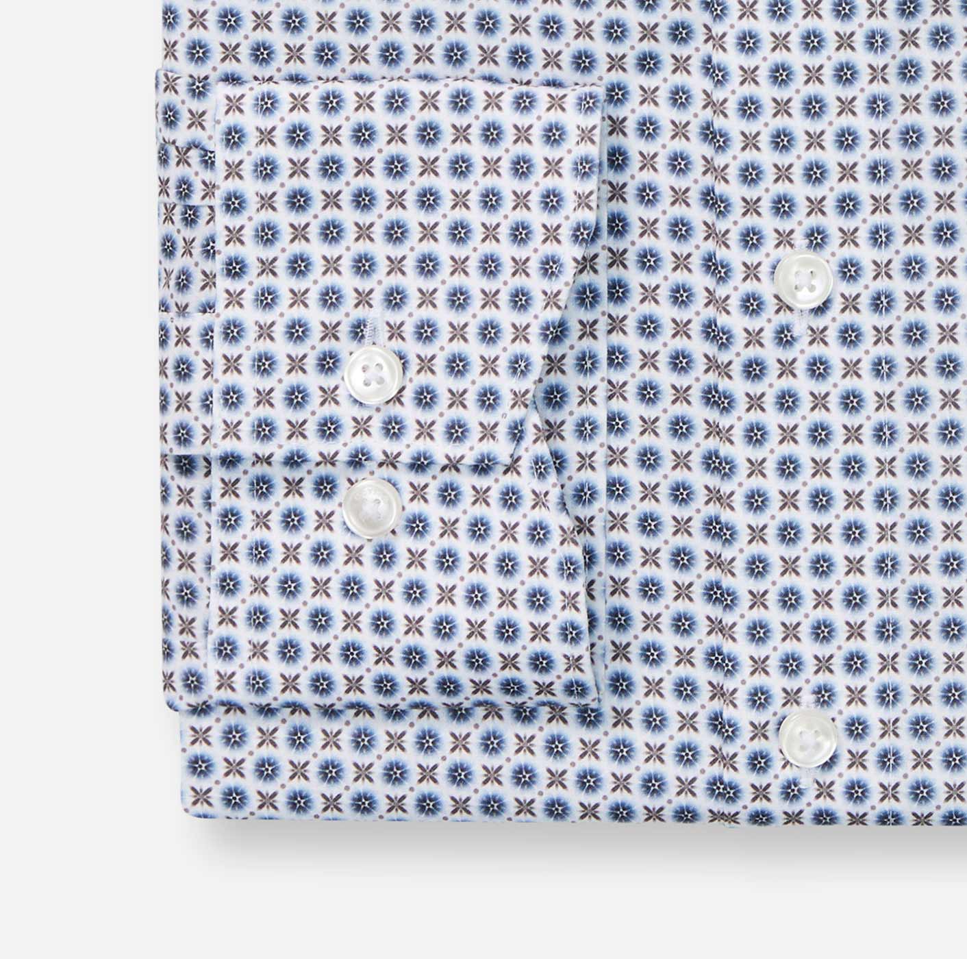 Manschette-eines-Olymp-Hemdes-Modern-Fit-mit-floralem-Druckmuster-in-den-Farben-weiß-braun-blau-und-72-cm-Ärmel-extralang