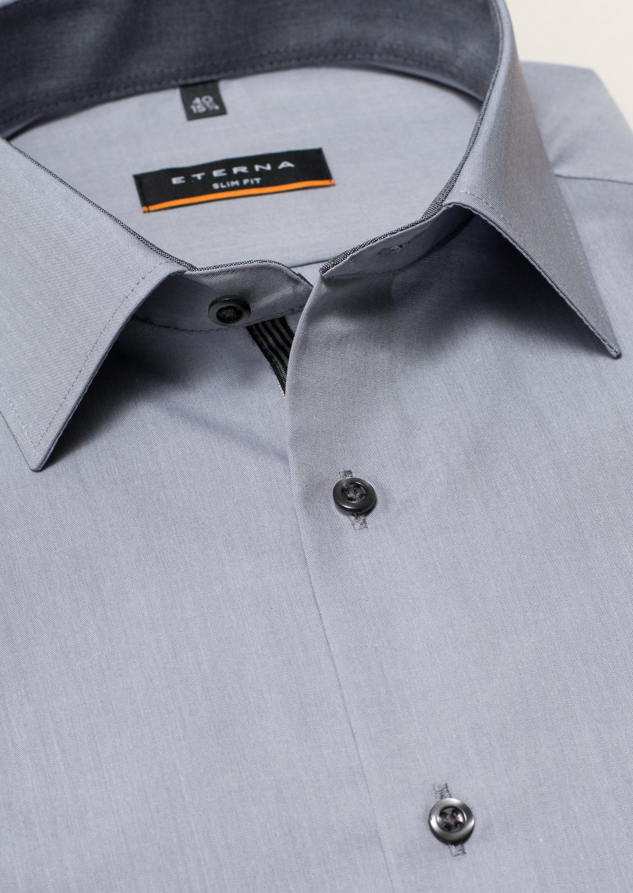 Kragen-eines-Eterna-Hemdes-Slim-Fit-in-grau-mit-der-Kragenweite-40-und-mit-72-cm-Ärmellänge-Superlang