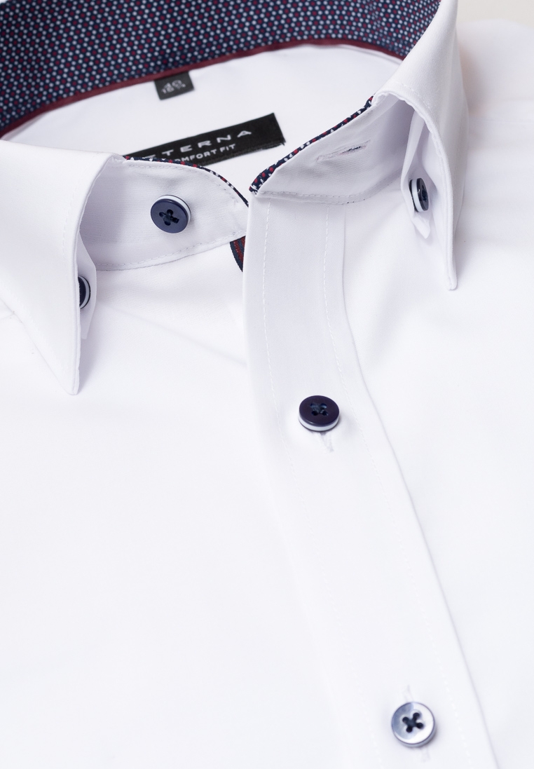 Hemdkragen eines Eterna Comfort Hemdes mit bequemer Passform in Farbe weiß mit 72 cm Ärmel und Under-Button-Down-Kragen