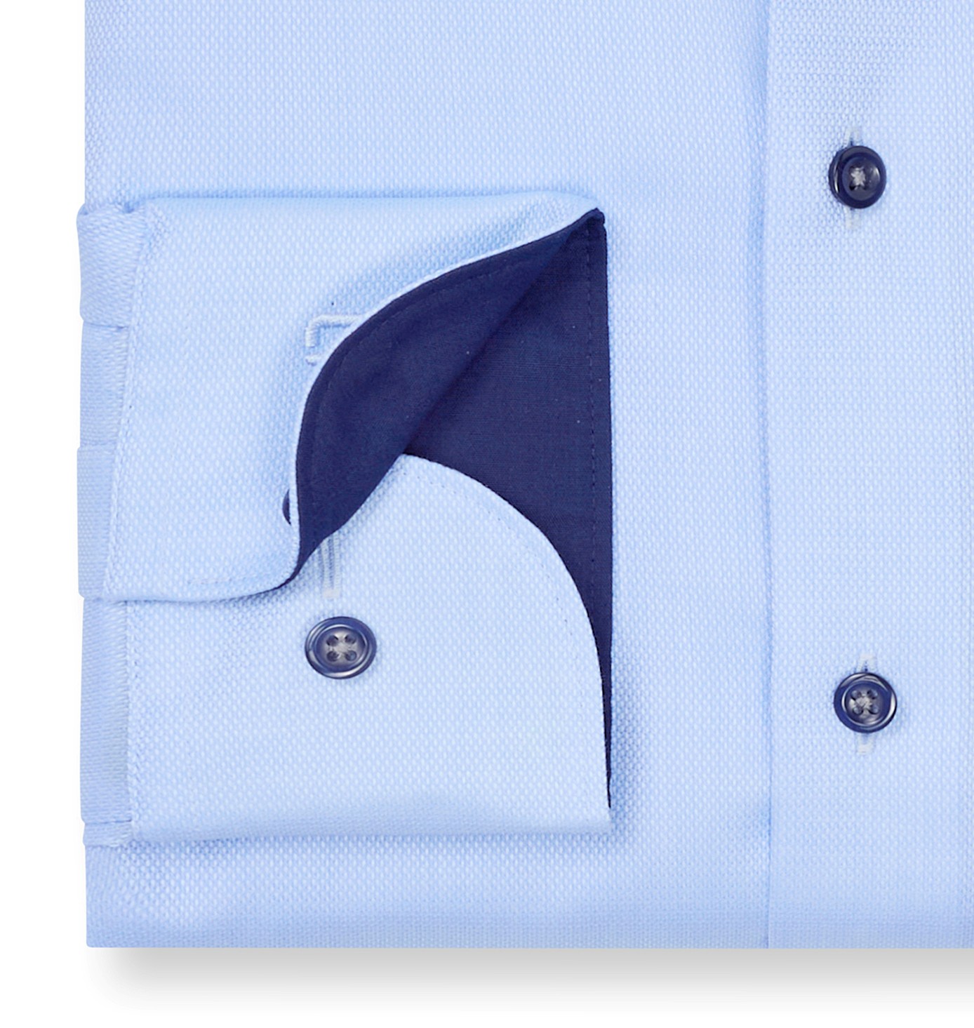 Die Manschette eines hellblauen Olymp Hemdes mit feiner Webstruktur in der Passform Modern Fit und verlängerter 72 cm Armlänge.