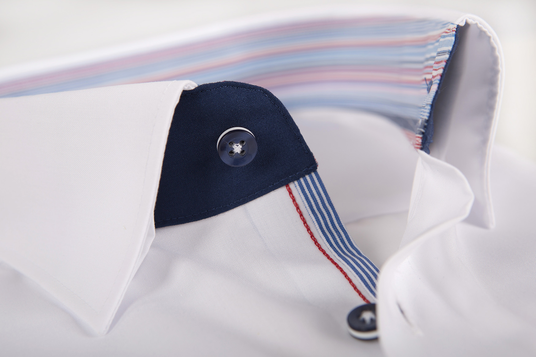 Detailansicht-eines-weißen-Olymp-Comfort-Fit-Hemdes-mit-Under-Button-Down-Kragen-bequemer-Passform-und-mit-Ärmellänge-69-cm