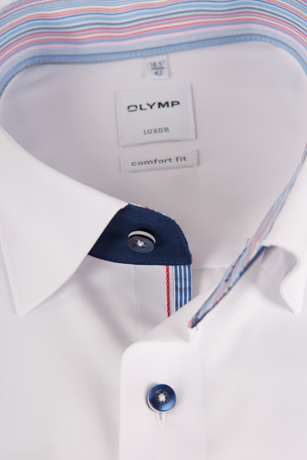 Kragenansicht-eines-weißen-Olymp-Comfort-Fit-Hemdes-mit-Under-Button-Down-Kragen-bequemer-Passform-und-mit-Ärmellänge-69-cm