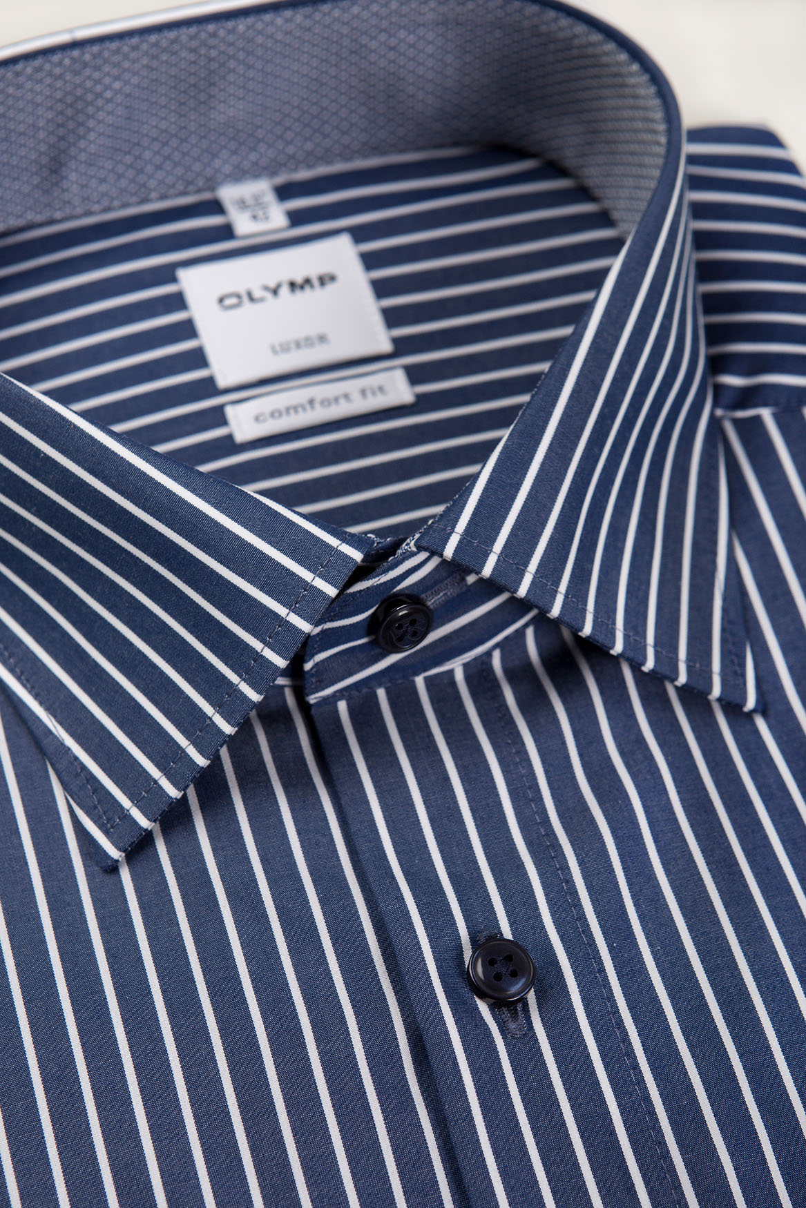 Kragenansicht-Classic-Kent-Kragen-eines-Olymp-Herrenhemdes-Comfort-Fit-69-cm-mit-extralangen-Ärmeln-in-der-Farbe-dunkelblau