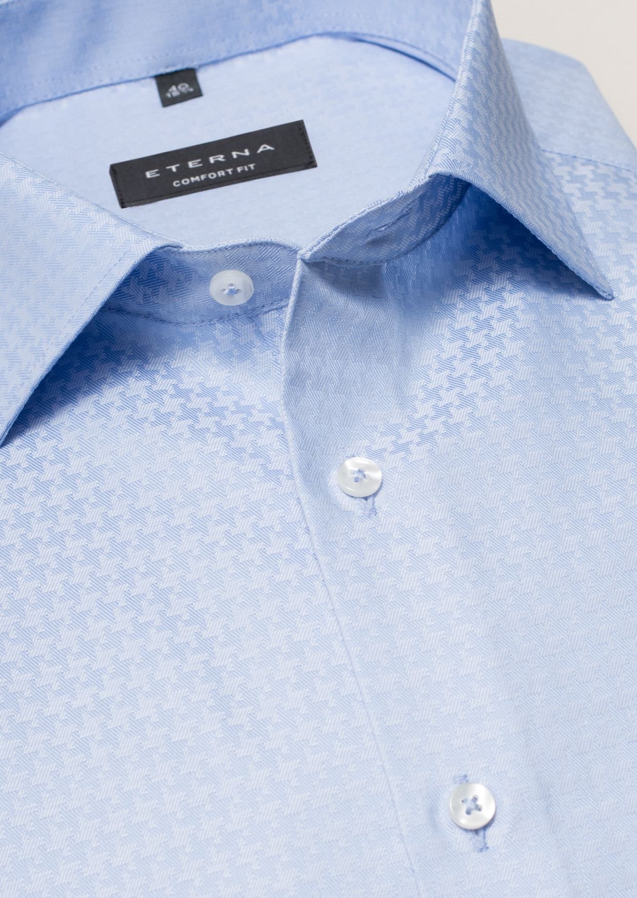 Kent-Kragen eines eleganten Hemdes von Eterna Comfort Fit mit gewebtem Jacquard Muster in hellblau.
