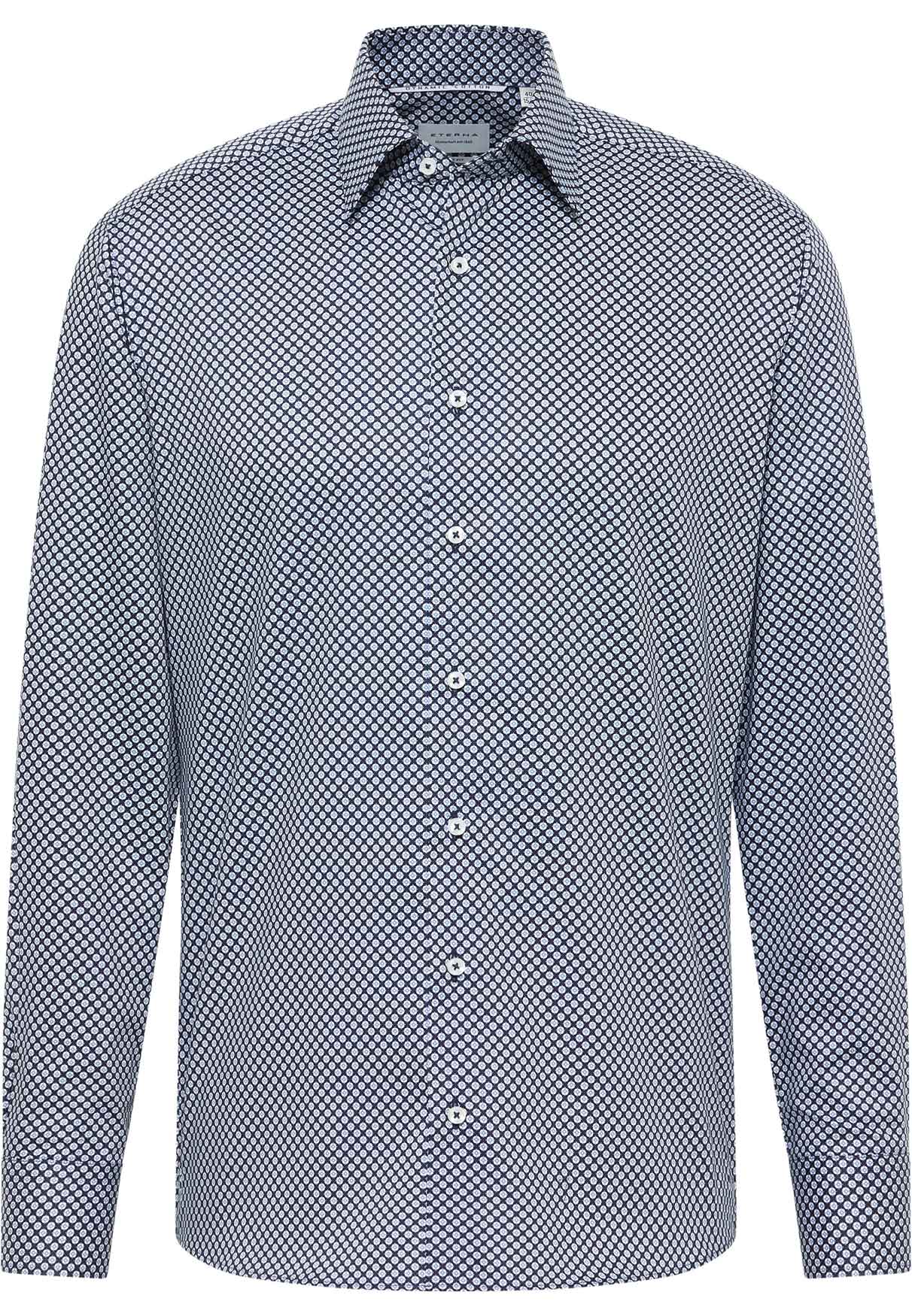 Hollow-Man-Bild-eines-Eterna-Slim-Fit-Hemdes-in-navy-mit-kleinem-bedrucktem-Muster-in-weiß-hellblau-und-Ärmellänge-70cm