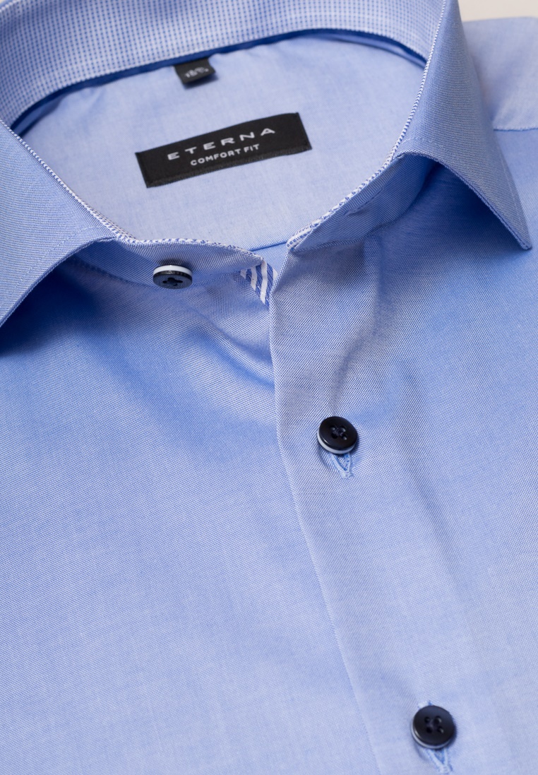 ETERNA Hemdkragen in der Farbe hellblau mit extra verlängerten Ärmeln 68 cm. Das Hemd hat die bequeme Passform Comfort Fit.
