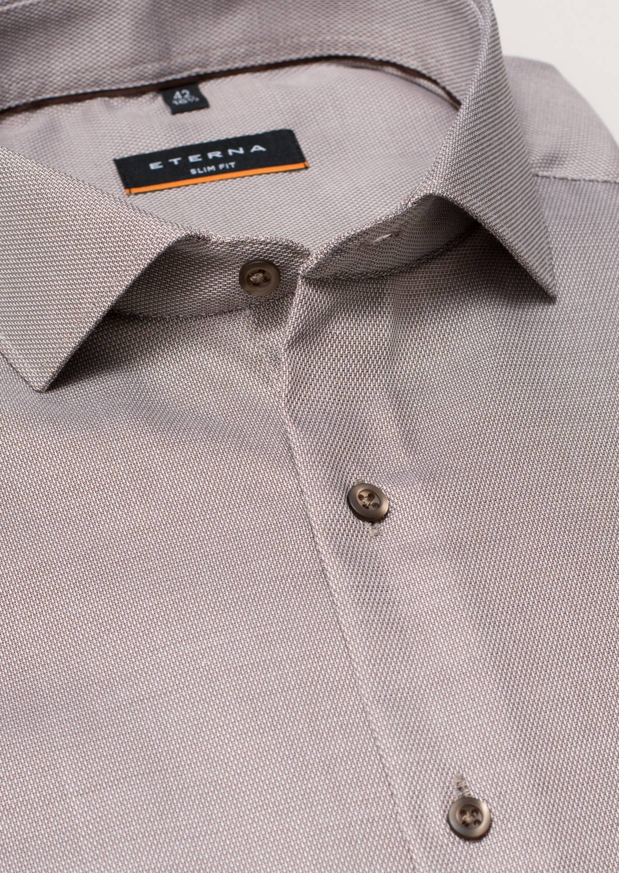 Eterna Hai-Kragen-in-Kragenweite-40-eines-Slim-Hemdes-in-der-Farbe-beige-braun-mit-dunkelbraunen-Knöpfen.