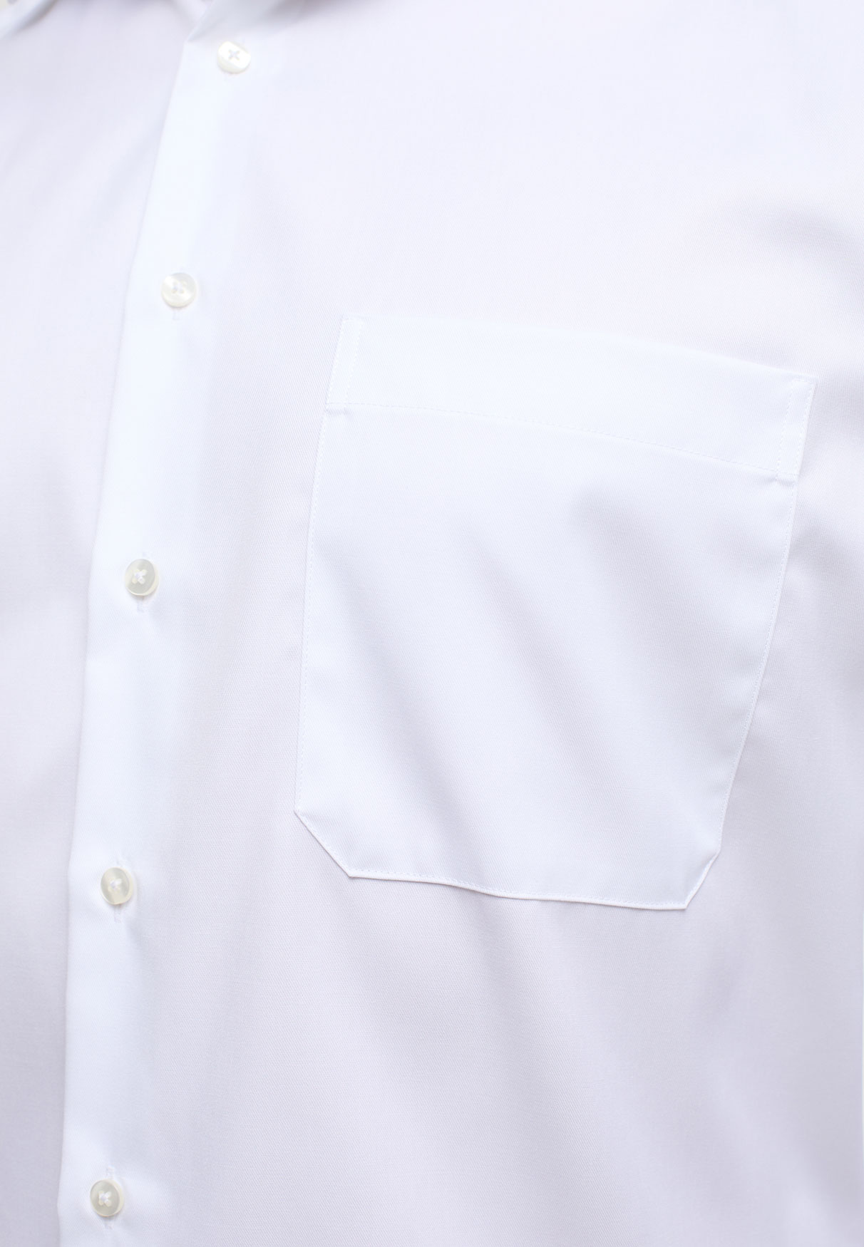 Brusttasche eines Eterna Hemdes in blickdichter Stoff-Qualität. Das weiße Cover-Shirt hat die Artikelnummer: 8817-00e19k-72