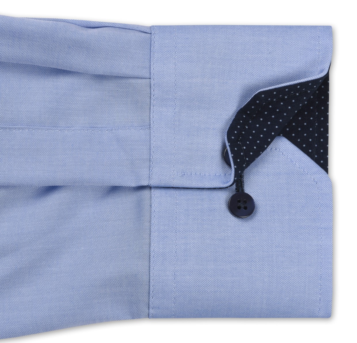 Manschette eines blauen Eterna Hemdes mit Patch in marine mit feinen weißen Tupfen. Die Passform ist bequem komfortabel.