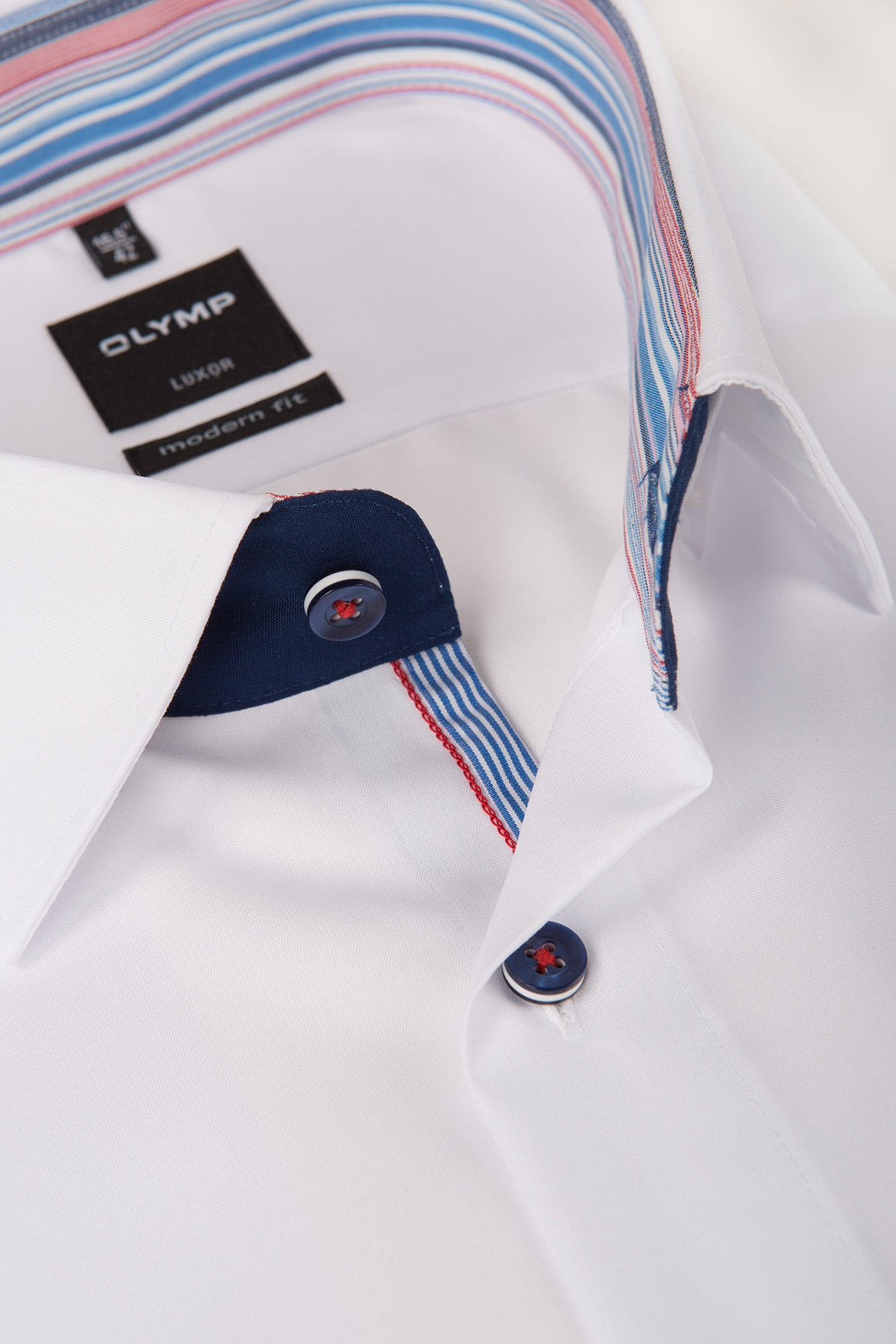 Under-Button-Down-Kragen-eines-Olymp-Hemdes-in-Farbe-weiß-mit-Knöpfen-in-dunkelblau-marine-und-72-cm-Ärmellänge-Superlang
