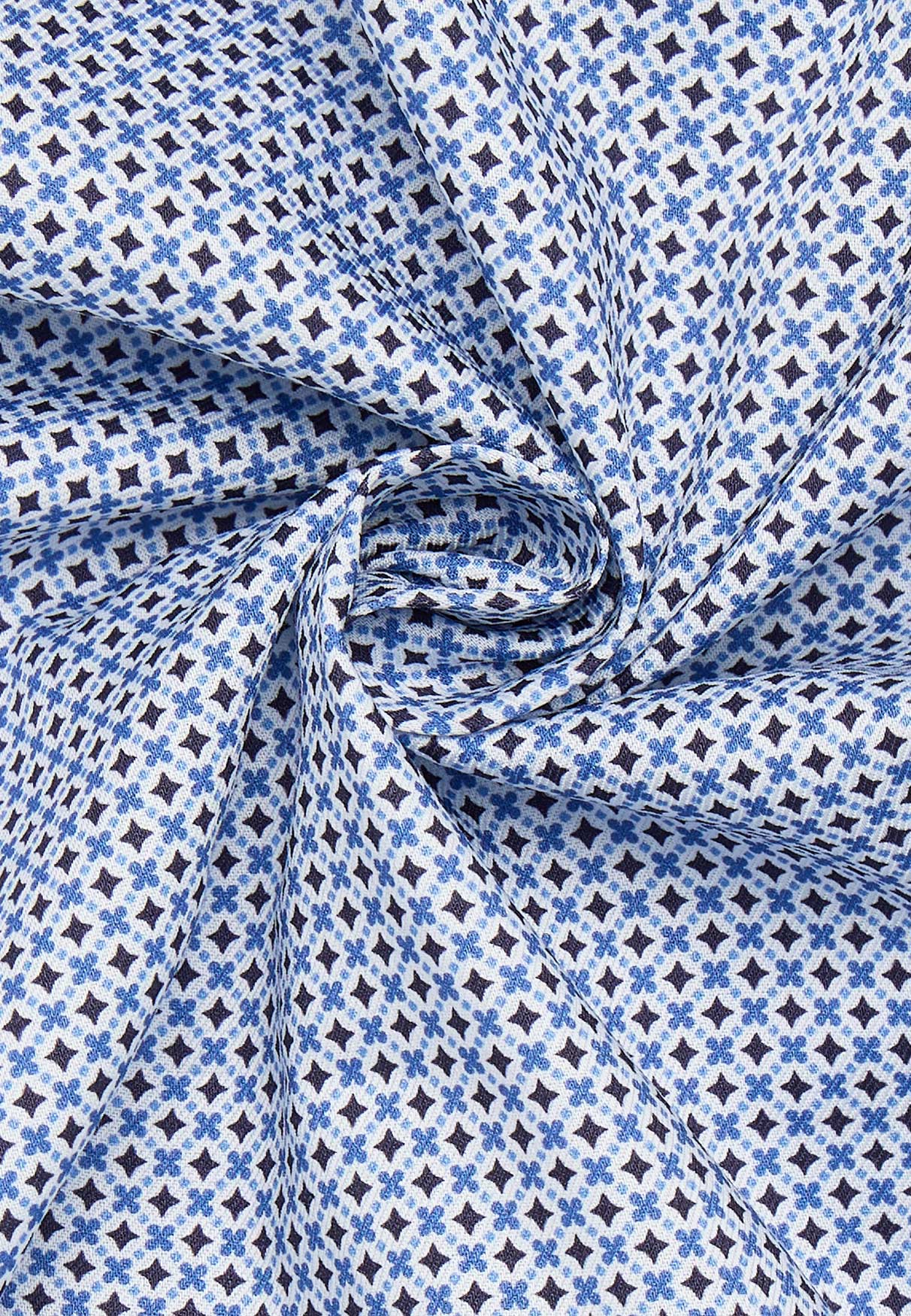 Stoffmuster eines ETERNA Slim Fit Hemdes mit kleinem floralem Druckdesign in den Farben weiß und blau.